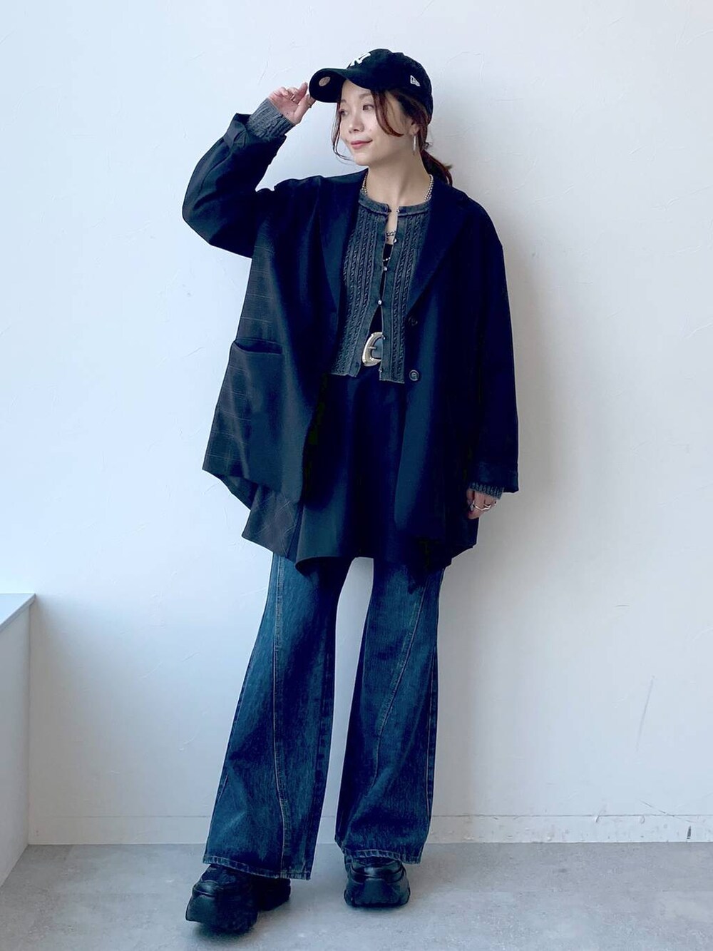 ブラック系のスニーカー、ブルー系のデニムパンツ、ブラック系のスカートを着用したレディースの夏コーディネートの8枚目の写真