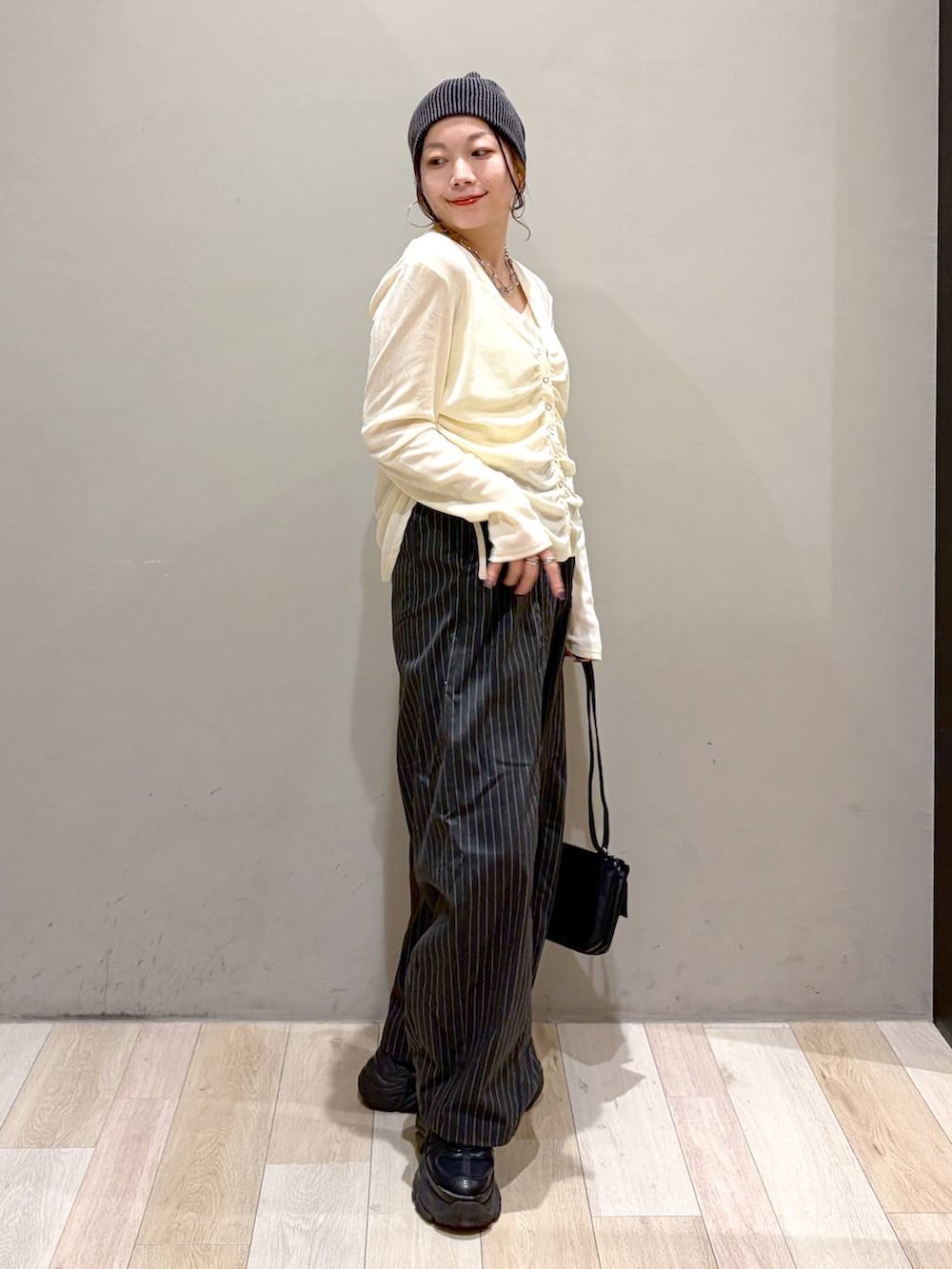 ブラック系のスニーカー、ブラック系のその他パンツ、ホワイト系のタンクトップを着用したレディースの夏コーディネートの7枚目の写真