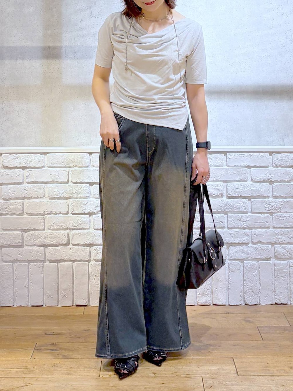 グリーン系のデニムパンツ、ブラック系のサンダル、ベージュ系のTシャツ/カットソーを着用したレディースの夏コーディネートの3枚目の写真