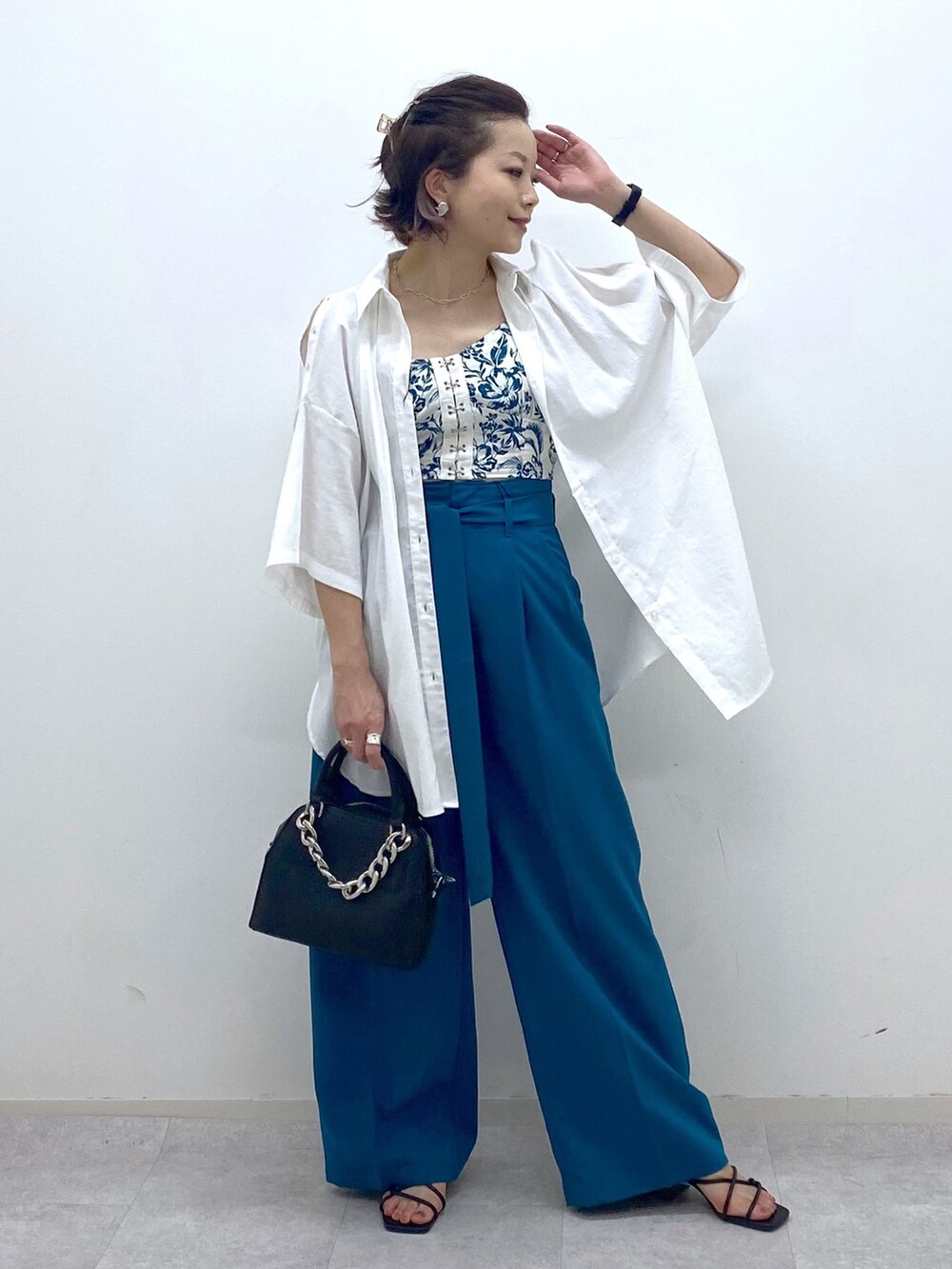 ブルー系のその他パンツ、ブラック系のショルダーバッグ、ブラック系のサンダルを着用したレディースの夏コーディネートの2枚目の写真