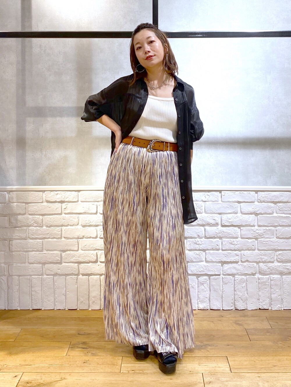 ホワイト系のタンクトップ、ブラック系のシャツ/ブラウス、パープル系のその他パンツを着用したレディースの春コーディネートの9枚目の写真