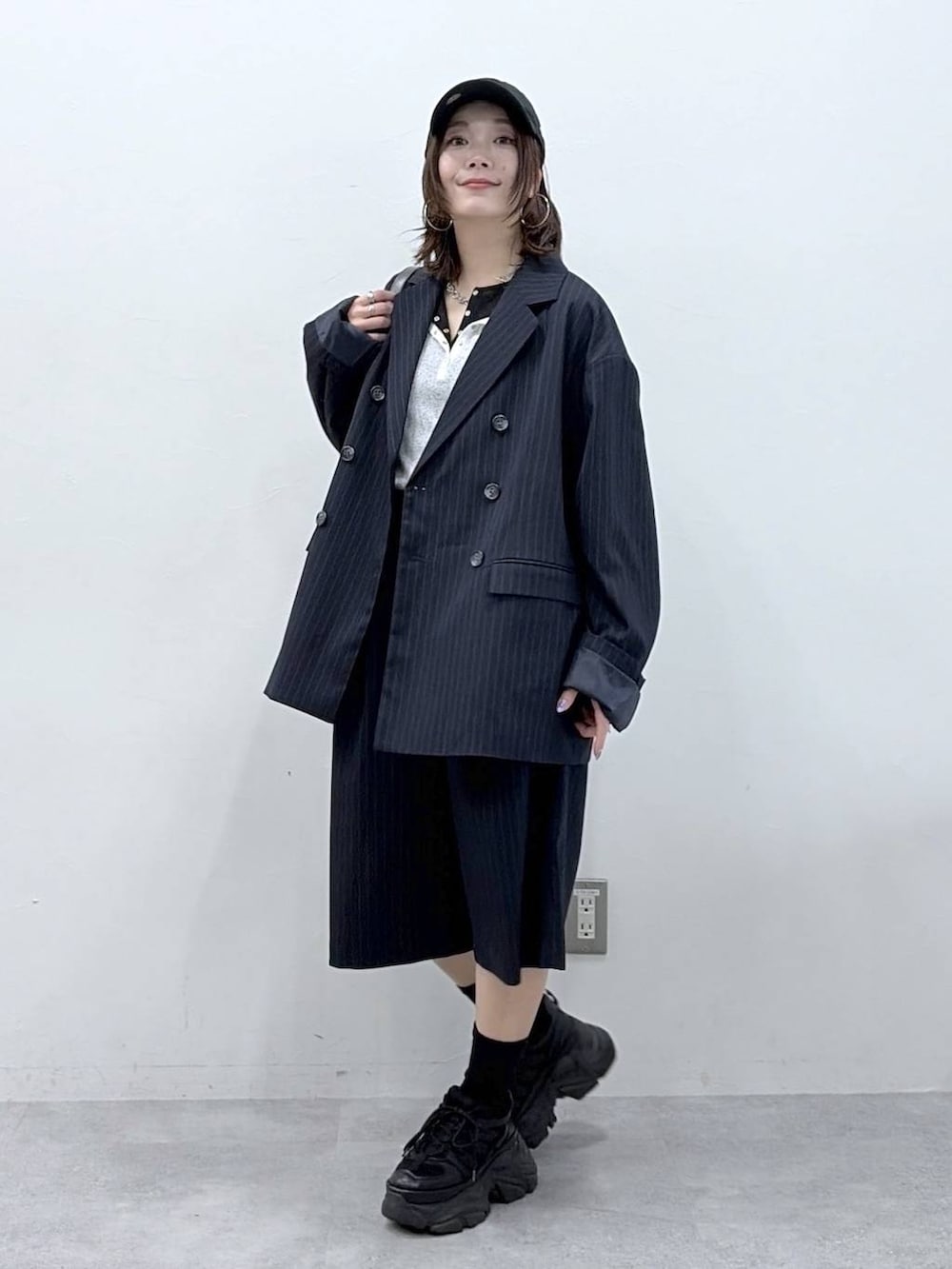 ブラック系のスニーカー、グレー系のショルダーバッグ、ブラック系のTシャツ/カットソーを着用したレディースの春コーディネートの7枚目の写真