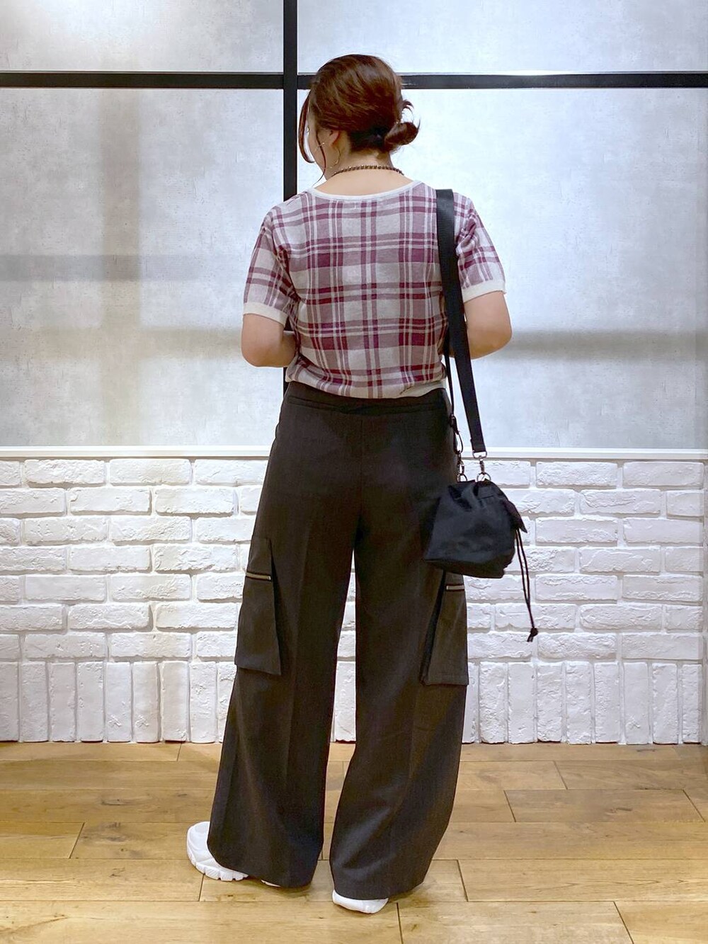 グレー系のカーゴパンツ、ブラック系のショルダーバッグ、ホワイト系のスニーカーを着用したレディースの夏コーディネートの6枚目の写真