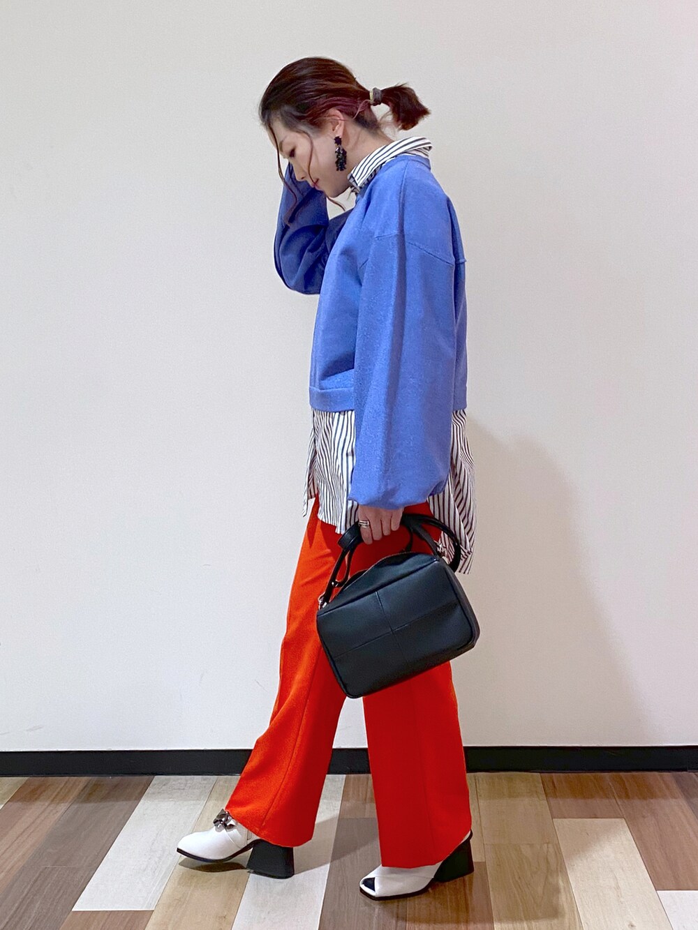 ホワイト系のパンプス、ブルー系のニット/セーター、グレー系のシャツ/ブラウスを着用したレディースの冬コーディネートの3枚目の写真