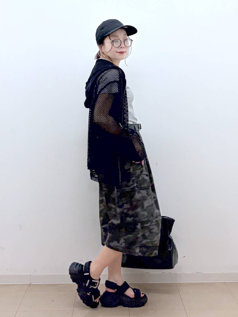 ブラック系のパーカー、グレー系のTシャツ/カットソー、ブラック系のサンダルを着用したレディースの夏コーディネートの8枚目の写真