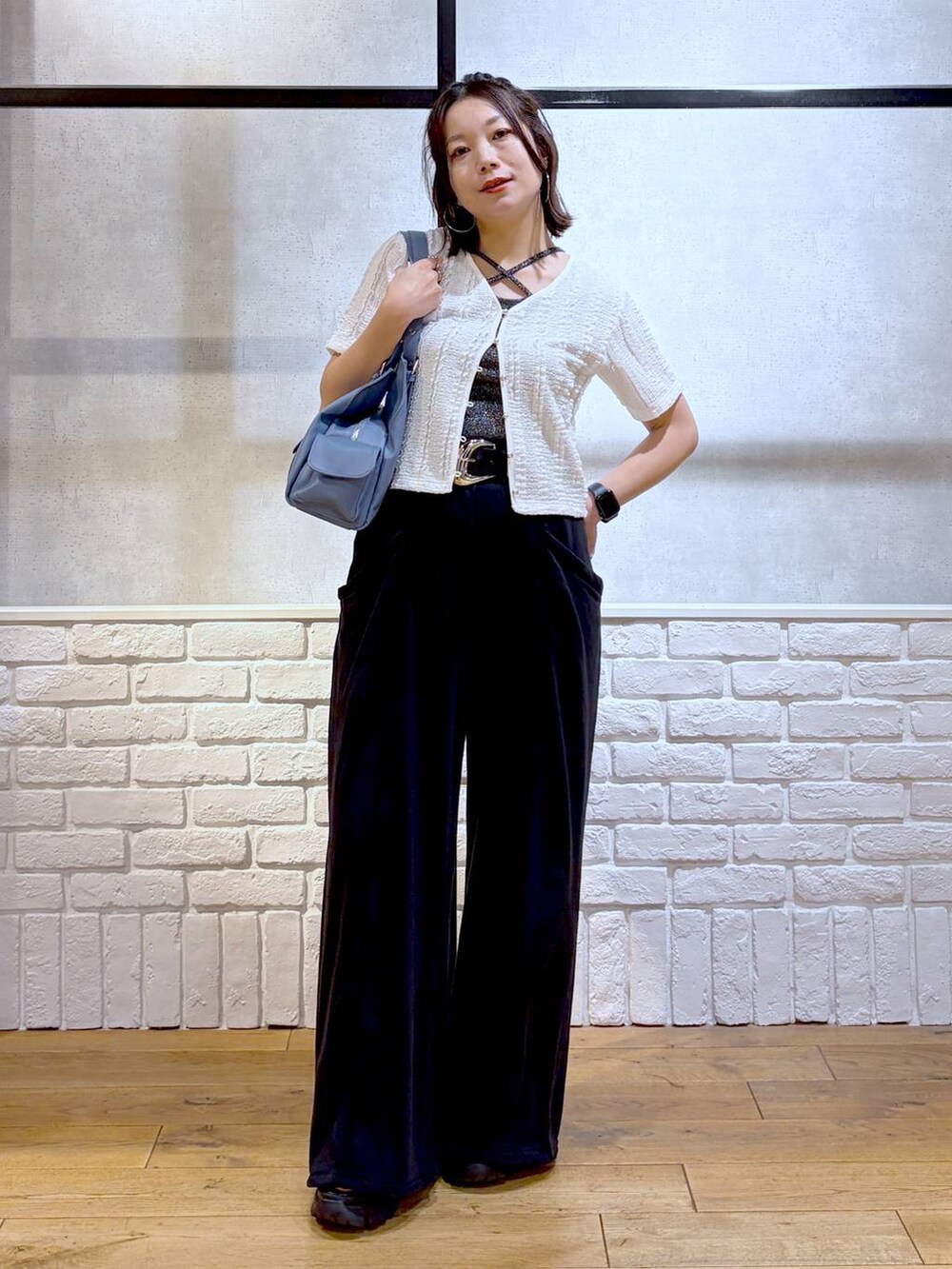 ブラック系のスウェットパンツ、ブルー系のハンドバッグ、グレー系のタンクトップを着用したレディースの夏コーディネートの4枚目の写真