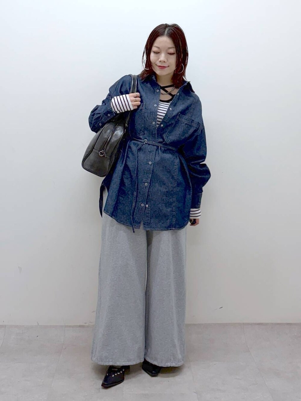 ブラック系のボストンバッグ、グレー系のスウェットパンツ、ブルー系のシャツ/ブラウスを着用したレディースの冬コーディネートの4枚目の写真