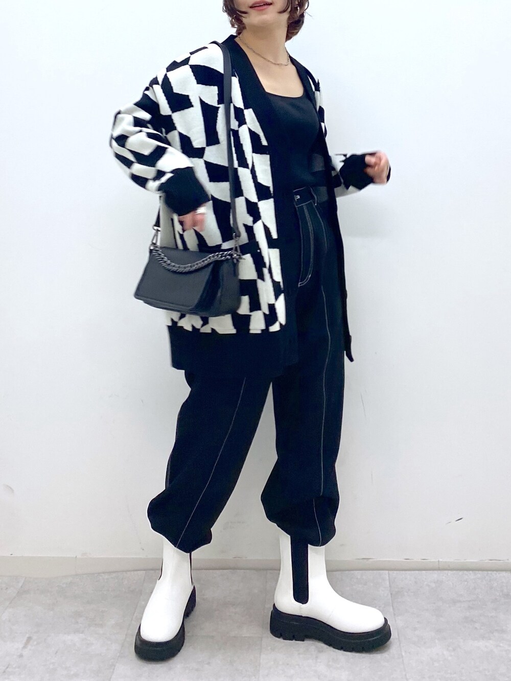 ブラック系のトップス、ブラック系のその他パンツ、ブラック系のトップスを着用したレディースの秋コーディネートの4枚目の写真