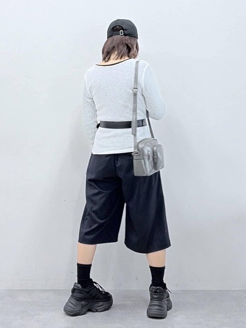 ブラック系のスニーカー、グレー系のショルダーバッグ、ブラック系のTシャツ/カットソーを着用したレディースの春コーディネートの6枚目の写真