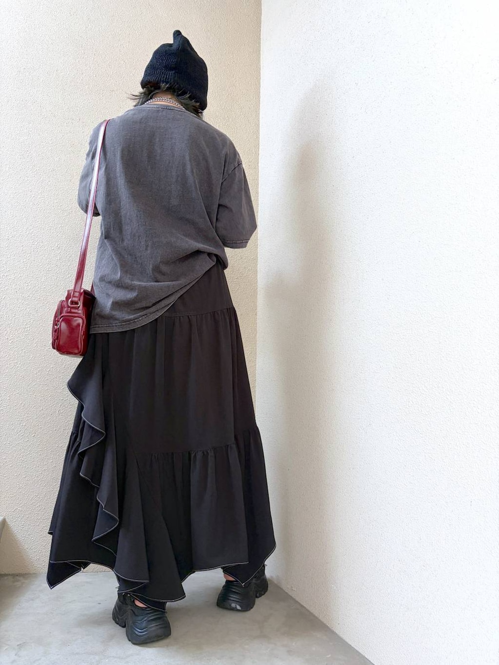 グレー系のTシャツ/カットソー、ブラック系のスカート、レッド系のショルダーバッグを着用したレディースの夏コーディネートの6枚目の写真