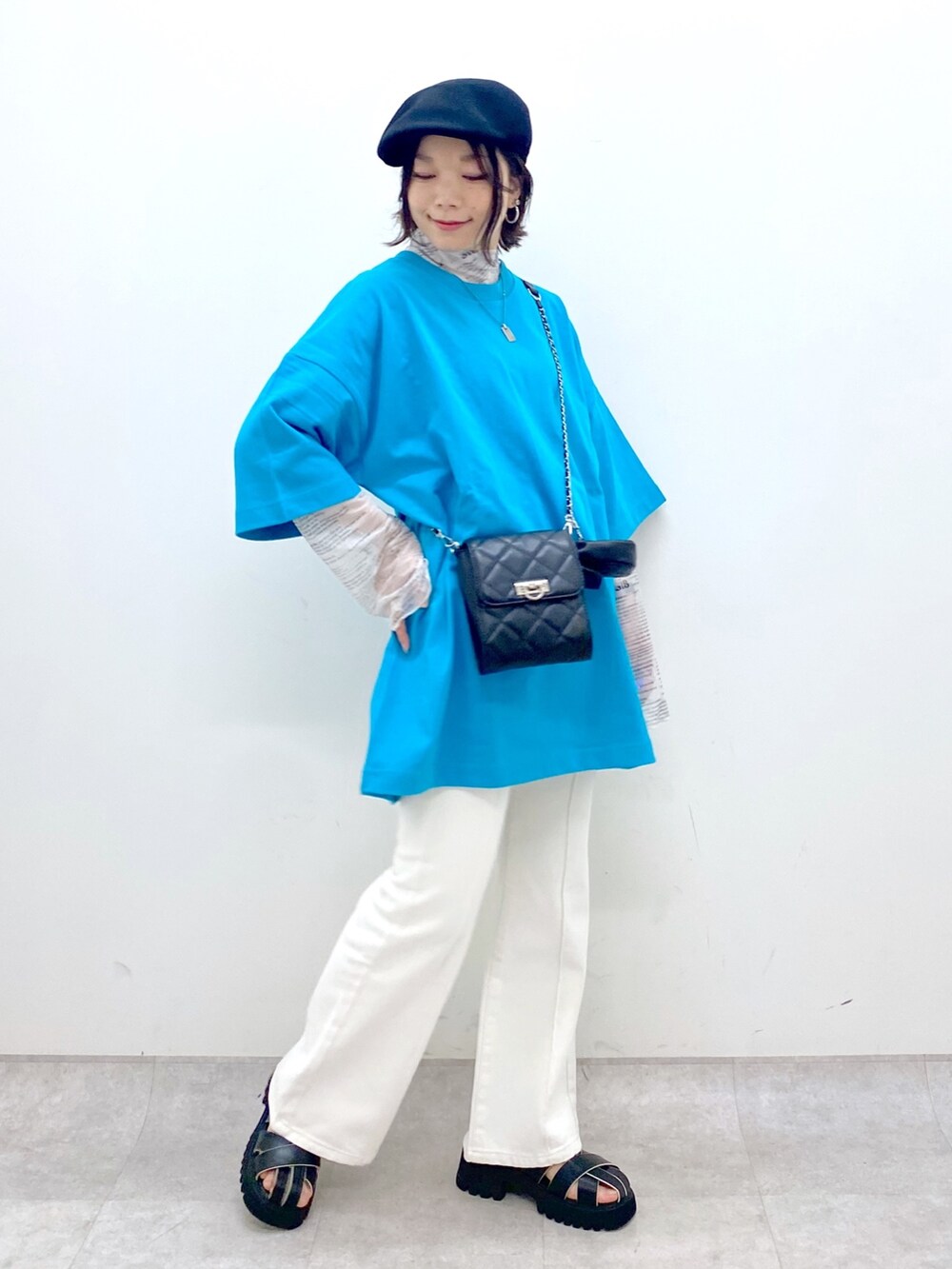 その他のトップス、ホワイト系のトップス、ブラック系のバッグを着用したレディースの春コーディネートの4枚目の写真