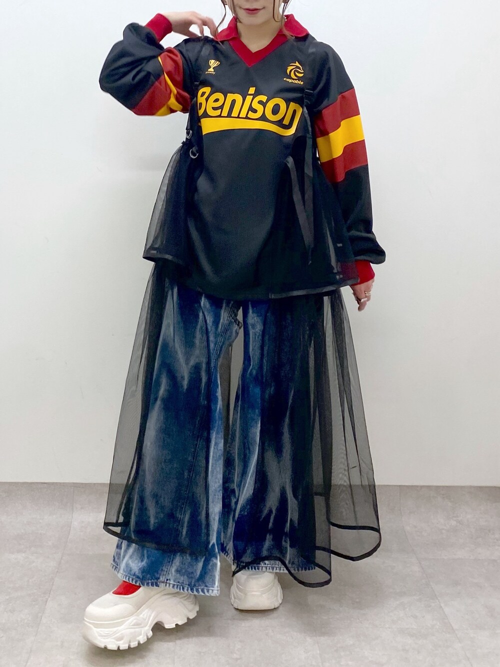 ブラック系のシャツ/ブラウス、ブラック系のワンピース、ブルー系のデニムパンツを着用したレディースの春コーディネートの2枚目の写真