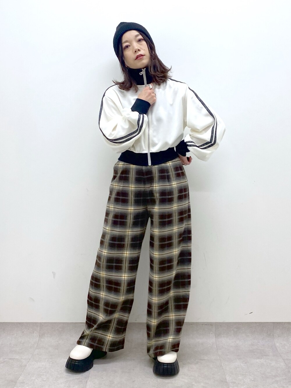 「ブラウン、きれいめカジュアル、冬コーデ、ストリート、ブーツ、韓国ファッション、チェック、休日スタイル、クリスマスに着たい服、ニット帽、トラックジャケット、ワイドパンツ、低身長、オトナカジュアル、ショート丈トップス」｜「PAGEBOYのチェックストレートパンツ（その他パンツ、ブラウン系）」を使った、Chisaさん（レディース・154cm）の冬コーディネートの8枚目の写真