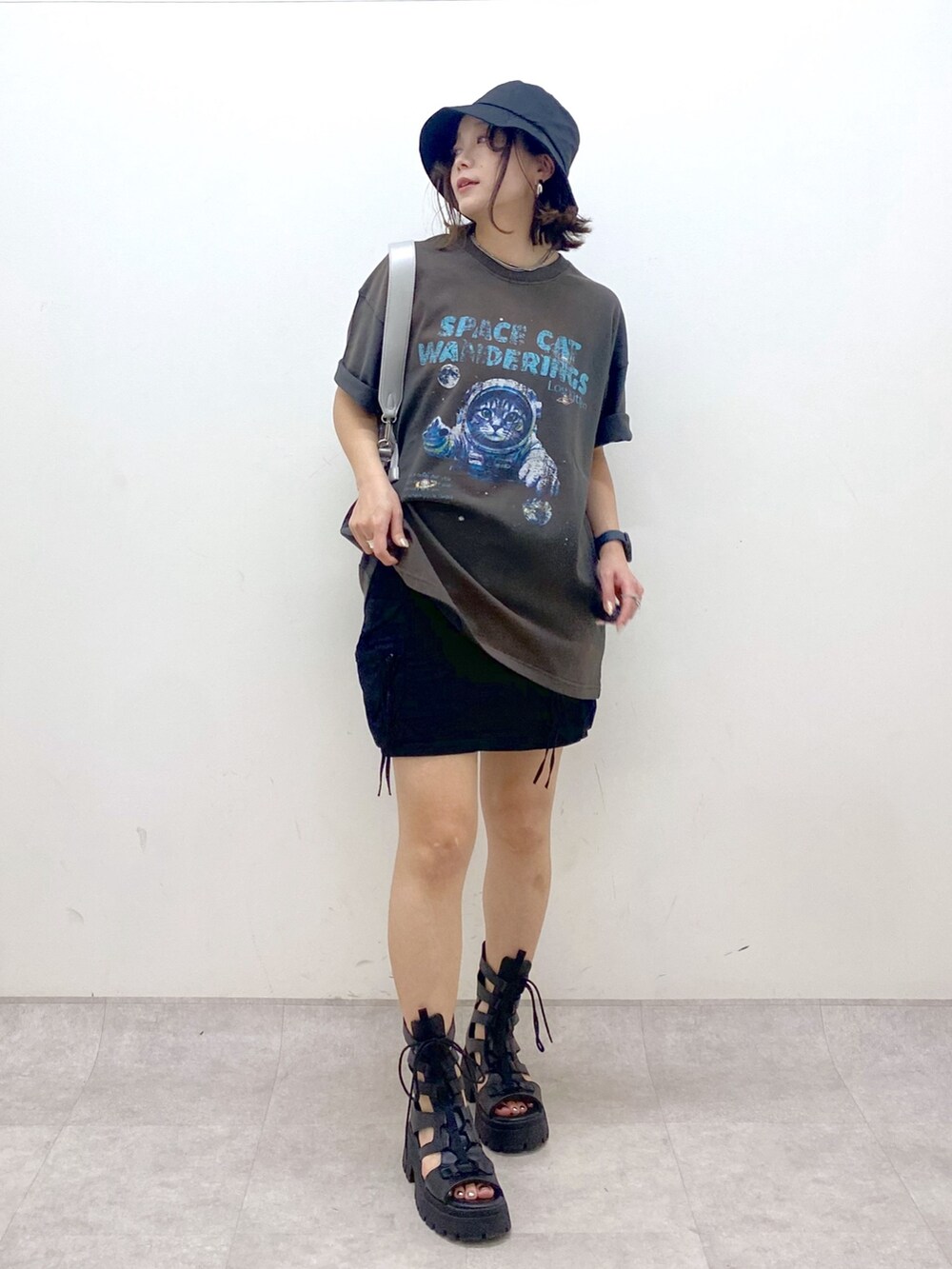 グレー系のTシャツ/カットソー、ブラック系のスカート、ブラック系のサンダルを着用したレディースの夏コーディネートの4枚目の写真