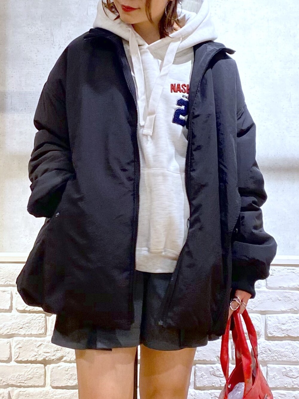 ブラック系のMA-1、グレー系のその他パンツ、ブラック系のブーツを着用したレディースの秋コーディネートの2枚目の写真