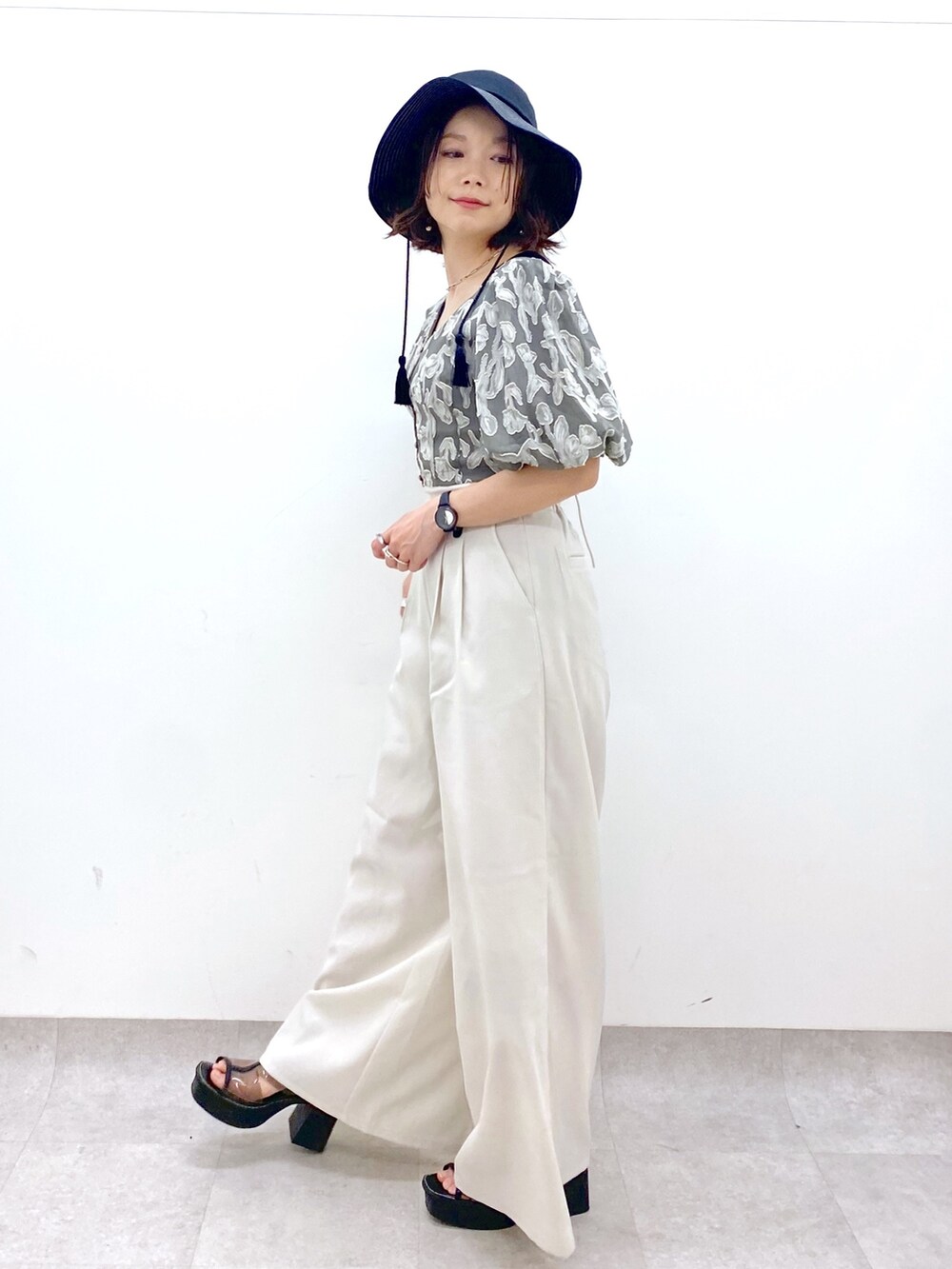 「シアートップス、モノトーン、夏コーデ、休日スタイル、バケットハット、サロペット、淡色コーデ、お出かけコーデ、低身長、オトナカジュアル、モード、ショート丈トップス」｜「PAGEBOYのステッチソールサンダル（サンダル、その他）」を使った、Chisaさん（レディース・154cm）の夏コーディネートの6枚目の写真