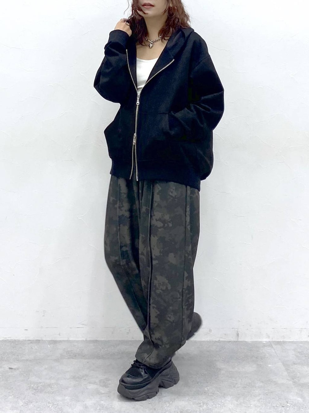 ブラック系のブーツ、ホワイト系のキャミソール、その他のその他パンツを着用したレディースの秋コーディネートの3枚目の写真