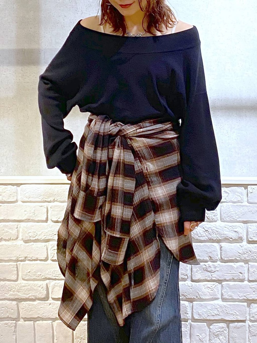 ブルー系のデニムパンツ、ブラック系のパンプス、ブラウン系のシャツ/ブラウスを着用したレディースの秋コーディネートの2枚目の写真