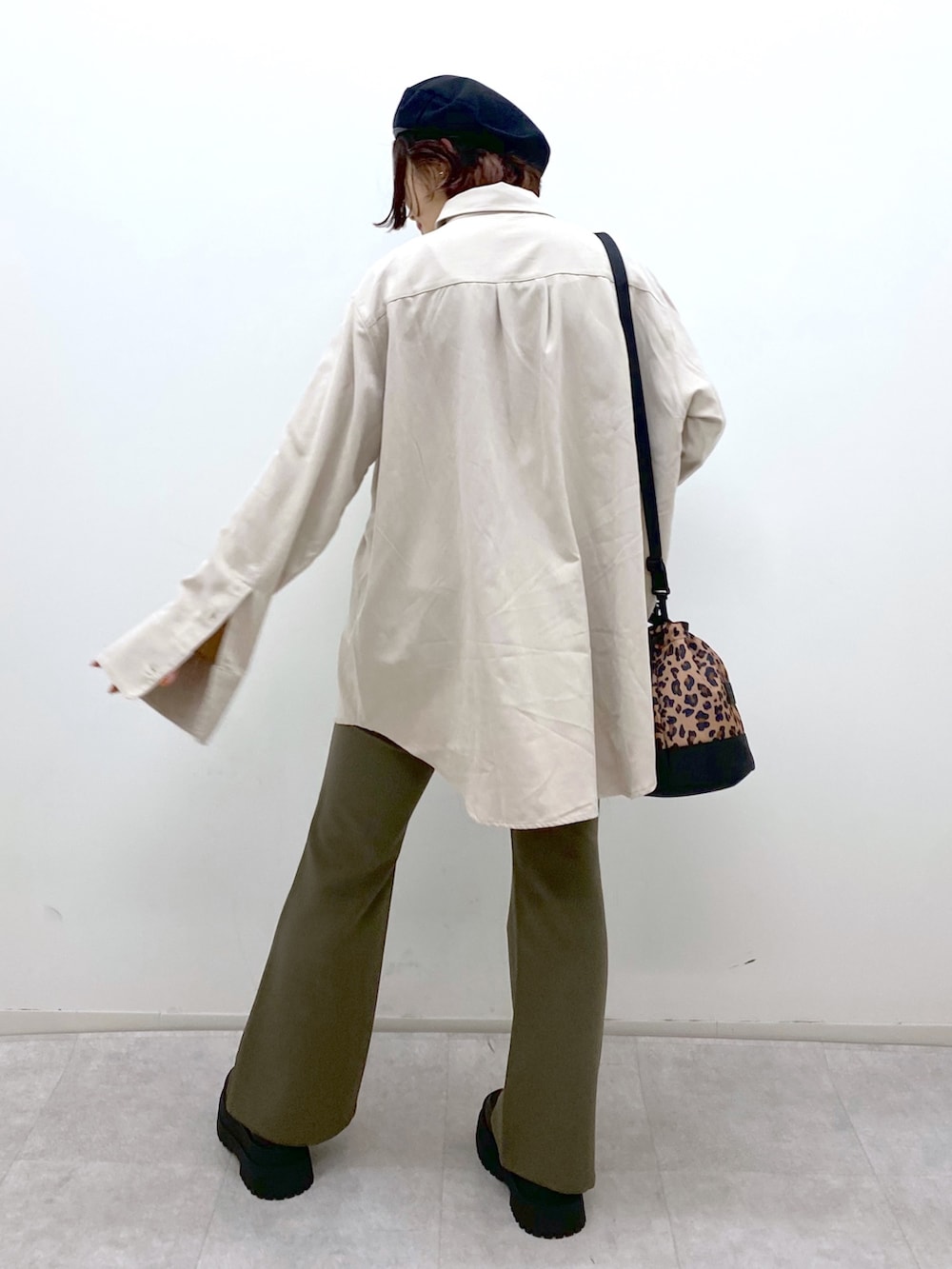 ホワイト系のシャツ/ブラウス、ブラウン系のパンツ、ブラック系のシューズを着用したレディースの秋コーディネートの3枚目の写真