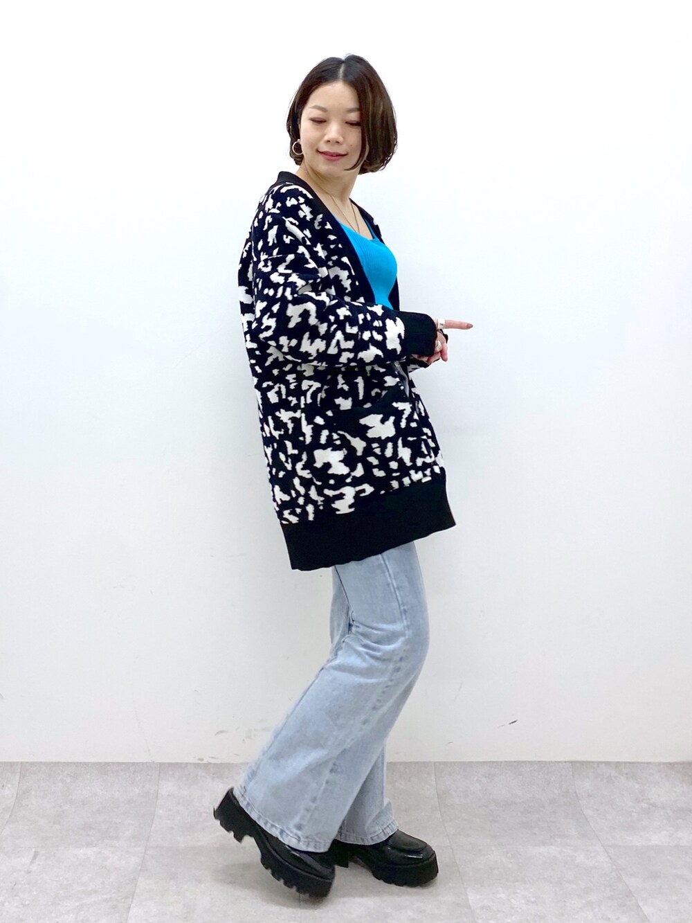 ブラック系のパンツ、その他のトップス、ブラック系のトップスを着用したレディースの春コーディネートの3枚目の写真