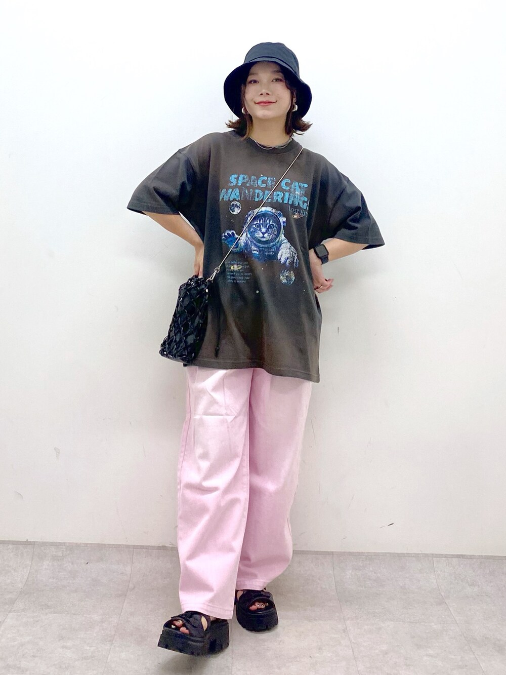 ピンク系のデニムパンツ、ブラック系のサンダル、ブラック系のショルダーバッグを着用したレディースの夏コーディネートの8枚目の写真