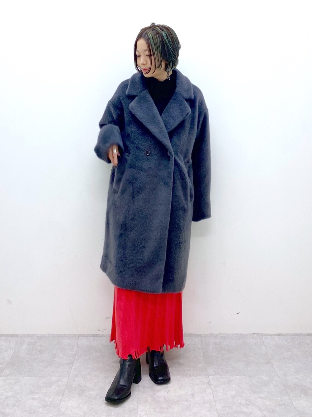 ブラック系のジャケット/アウター、ブラック系のトップス、ゴールド系のスカートを着用したレディースの秋コーディネートの2枚目の写真