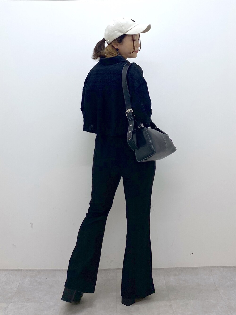 ブラック系のその他パンツ、ブラック系のタンクトップ、ブラック系のショルダーバッグを着用したレディースの夏コーディネートの5枚目の写真