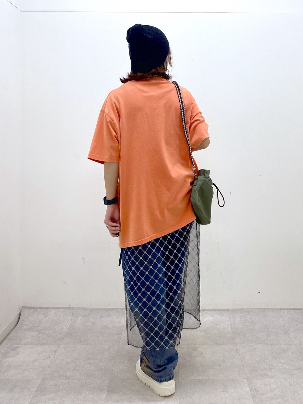 ピンク系のTシャツ/カットソー、ブルー系のデニムパンツ、ホワイト系のスニーカーを着用したレディースの夏コーディネートの6枚目の写真