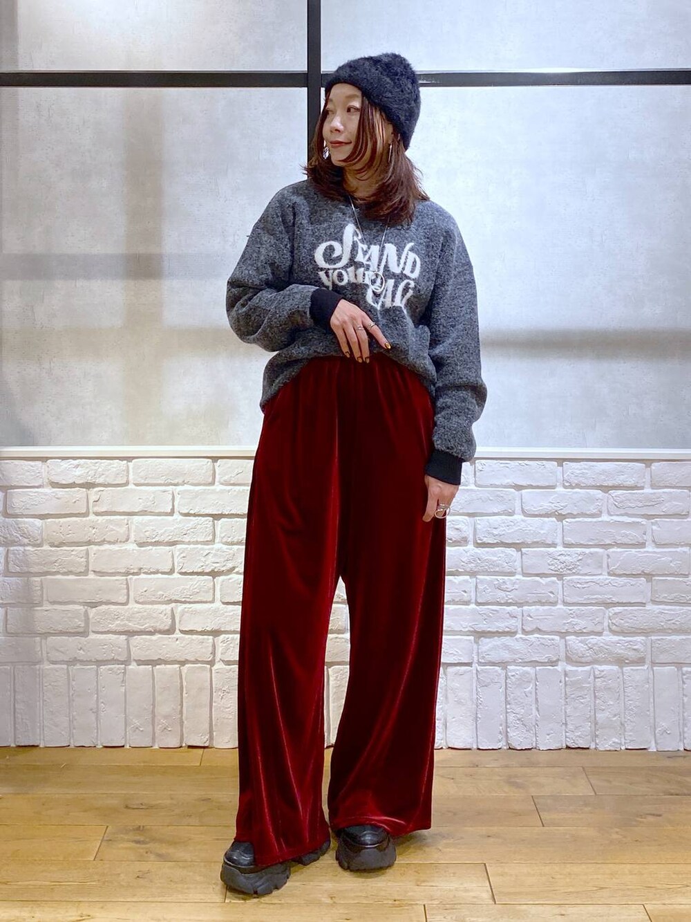 ブラック系のスニーカー、レッド系のその他パンツ、レッド系のその他パンツを着用したレディースの秋コーディネートの2枚目の写真