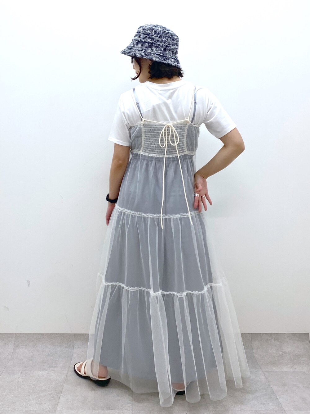 「春夏コーデ、モード、初夏コーデ、シアートップス、モノトーン、休日スタイル、バケットハット、レイヤードスタイル、キャミワンピ、サンダル、低身長、オトナカジュアル、チュールワンピ」｜「PAGEBOYのチュールレイヤードSETワンピース（ワンピース、グレー系）」を使った、Chisaさん（レディース・154cm）の春コーディネートの3枚目の写真