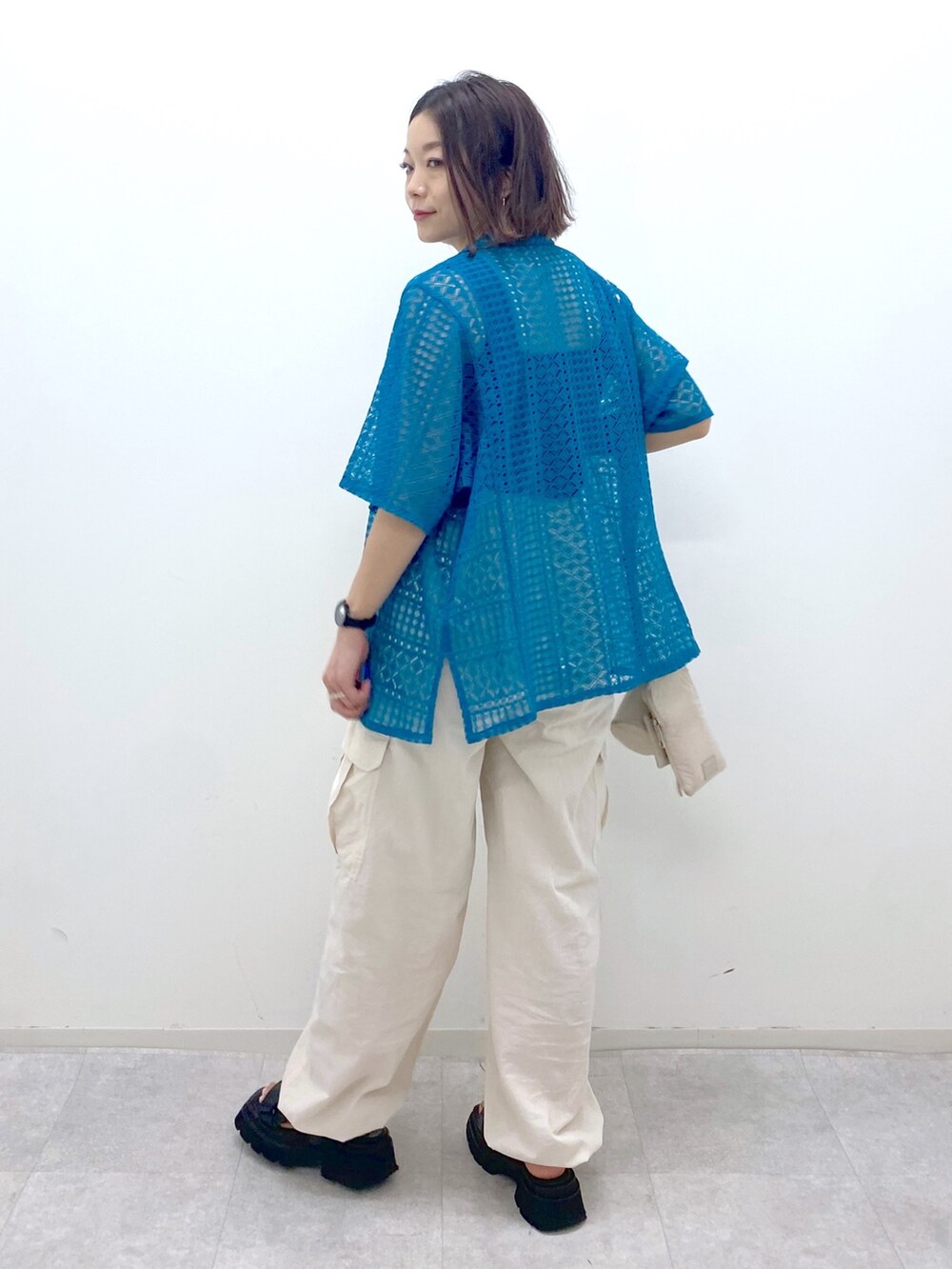 ホワイト系のカーゴパンツ、グリーン系のシャツ/ブラウス、ブラック系のタンクトップを着用したレディースの夏コーディネートの3枚目の写真