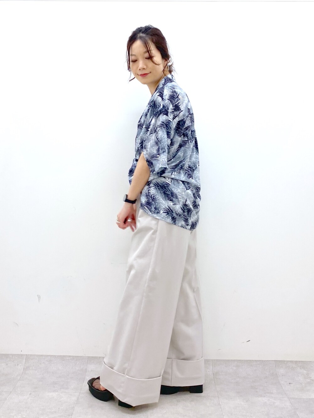 ベージュ系のスラックス、ブラック系のトップス、ブラック系のトップスを着用したレディースの夏コーディネートの7枚目の写真