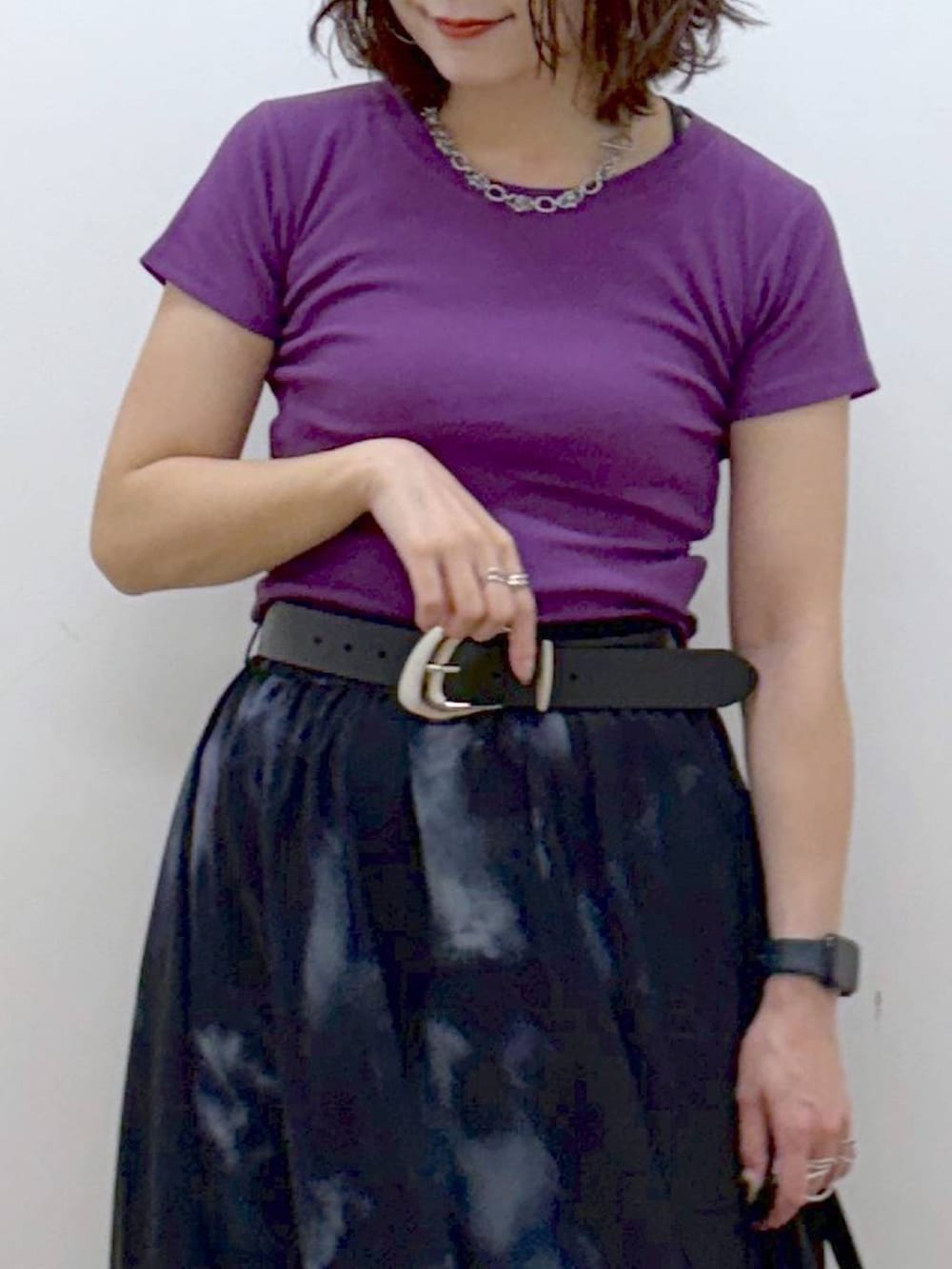ブラック系のスカート、その他のサンダル、パープル系のTシャツ/カットソーを着用したレディースの夏コーディネートの2枚目の写真