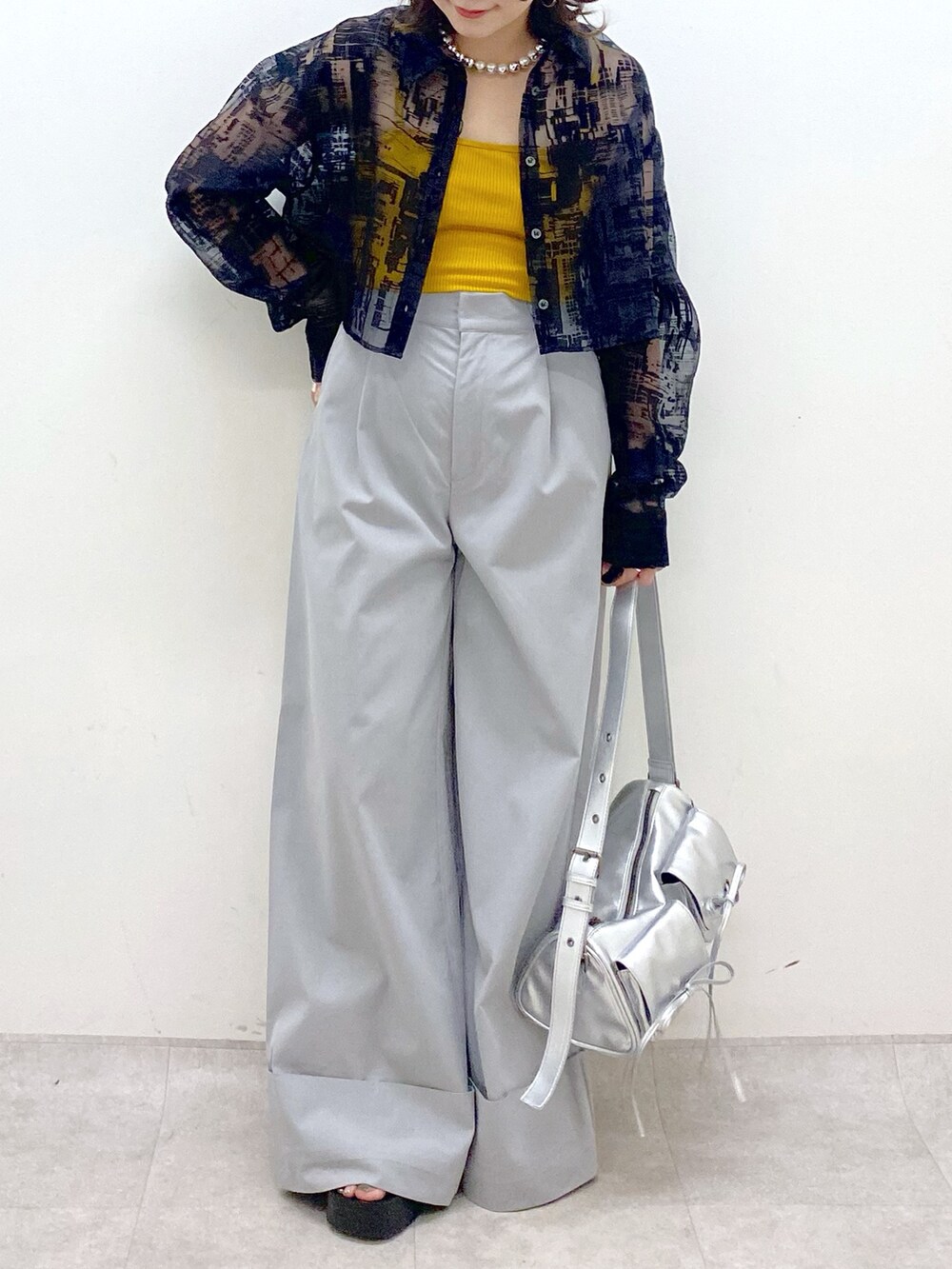 グレー系のその他パンツ、シルバー系のショルダーバッグ、ブラック系のサンダルを着用したレディースの夏コーディネートの3枚目の写真