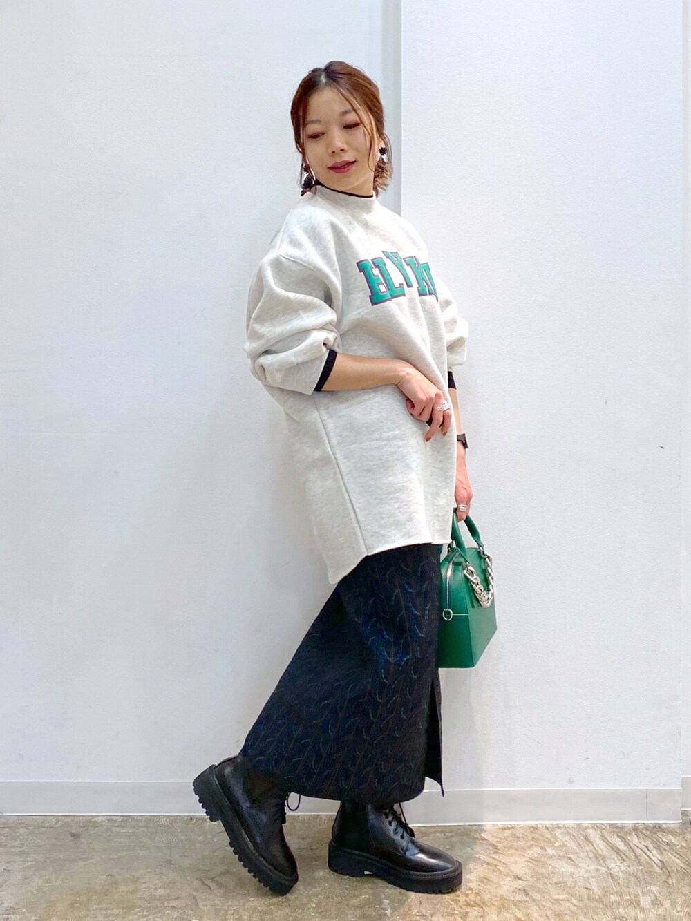 ブラック系のブーツ、ブラック系のニット/セーター、ブラック系のスカートを着用したレディースの冬コーディネートの4枚目の写真