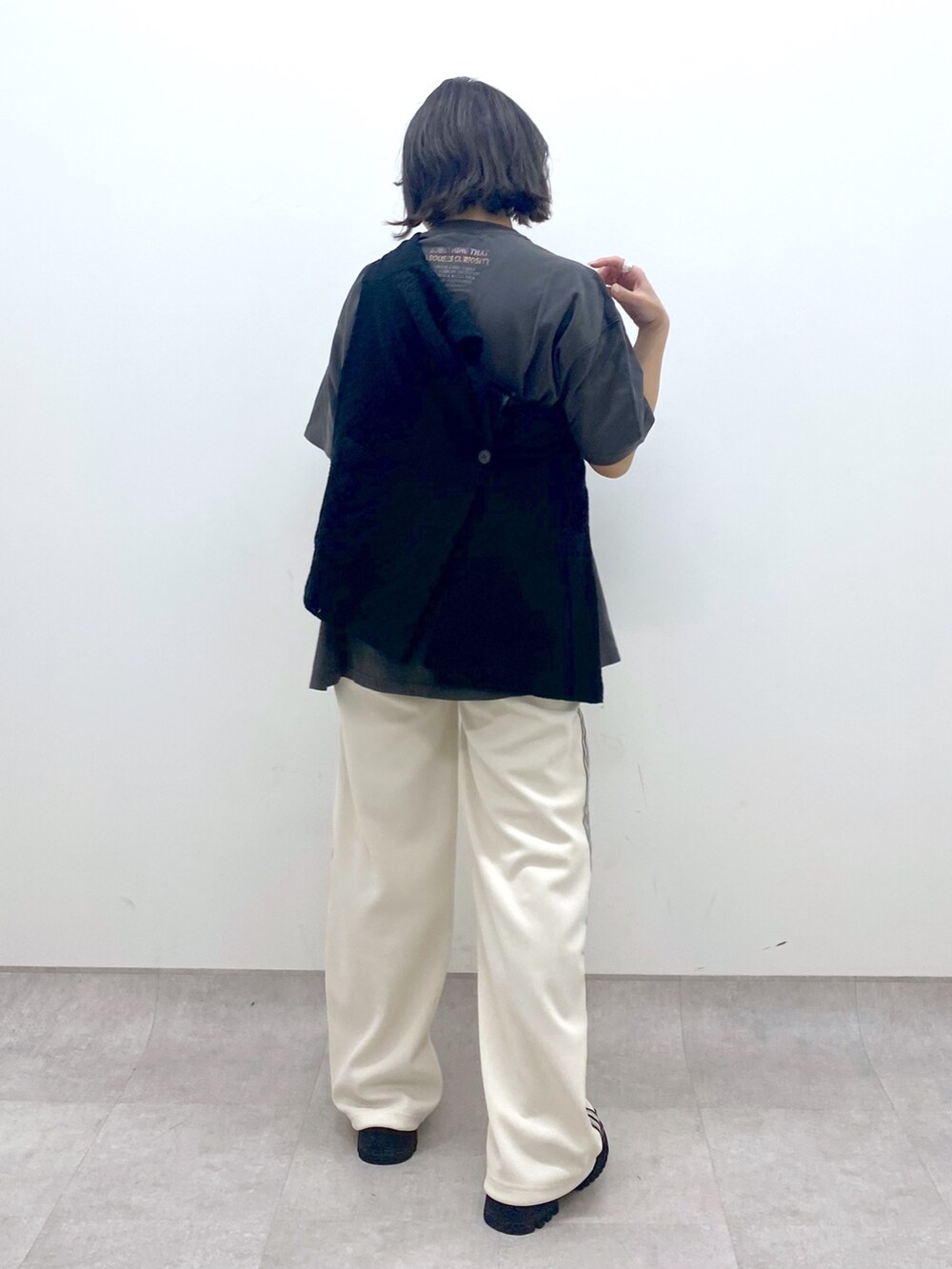 グレー系のTシャツ/カットソー、ブラック系のサンダル、ホワイト系のその他パンツを着用したレディースの春コーディネートの5枚目の写真