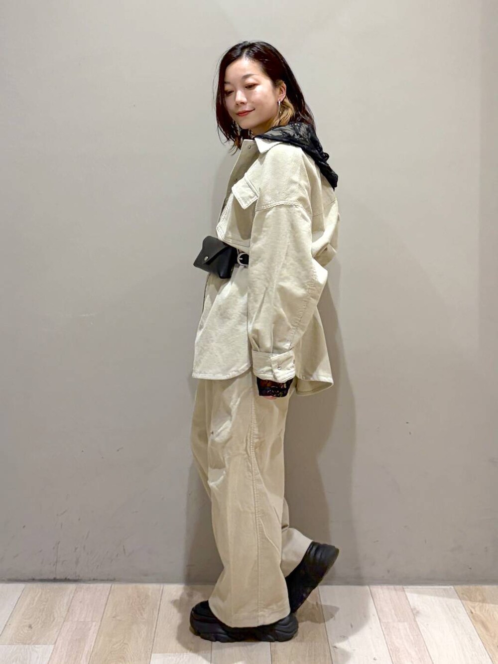 ベージュ系のその他パンツ、ブラック系のシャツ/ブラウス、ブラック系のスニーカーを着用したレディースの秋コーディネートの7枚目の写真