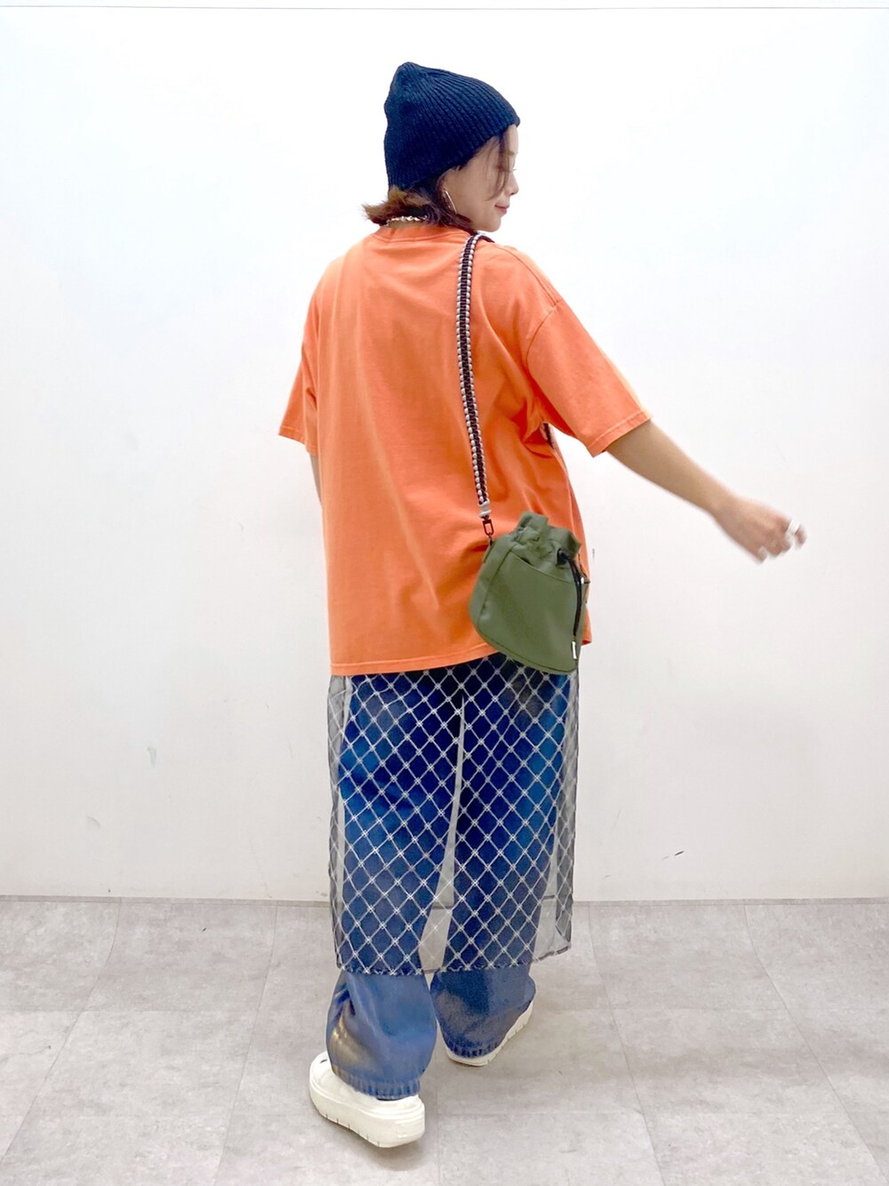 ピンク系のTシャツ/カットソー、ブルー系のデニムパンツ、ホワイト系のスニーカーを着用したレディースの夏コーディネートの7枚目の写真