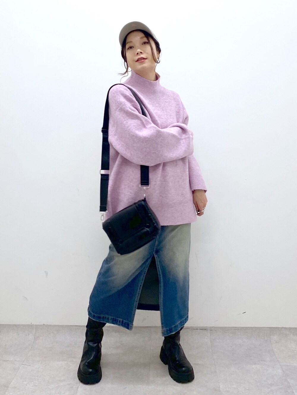 レッド系のニット/セーター、ブルー系のスカート、ブラック系のブーツを着用したレディースの秋コーディネートの7枚目の写真