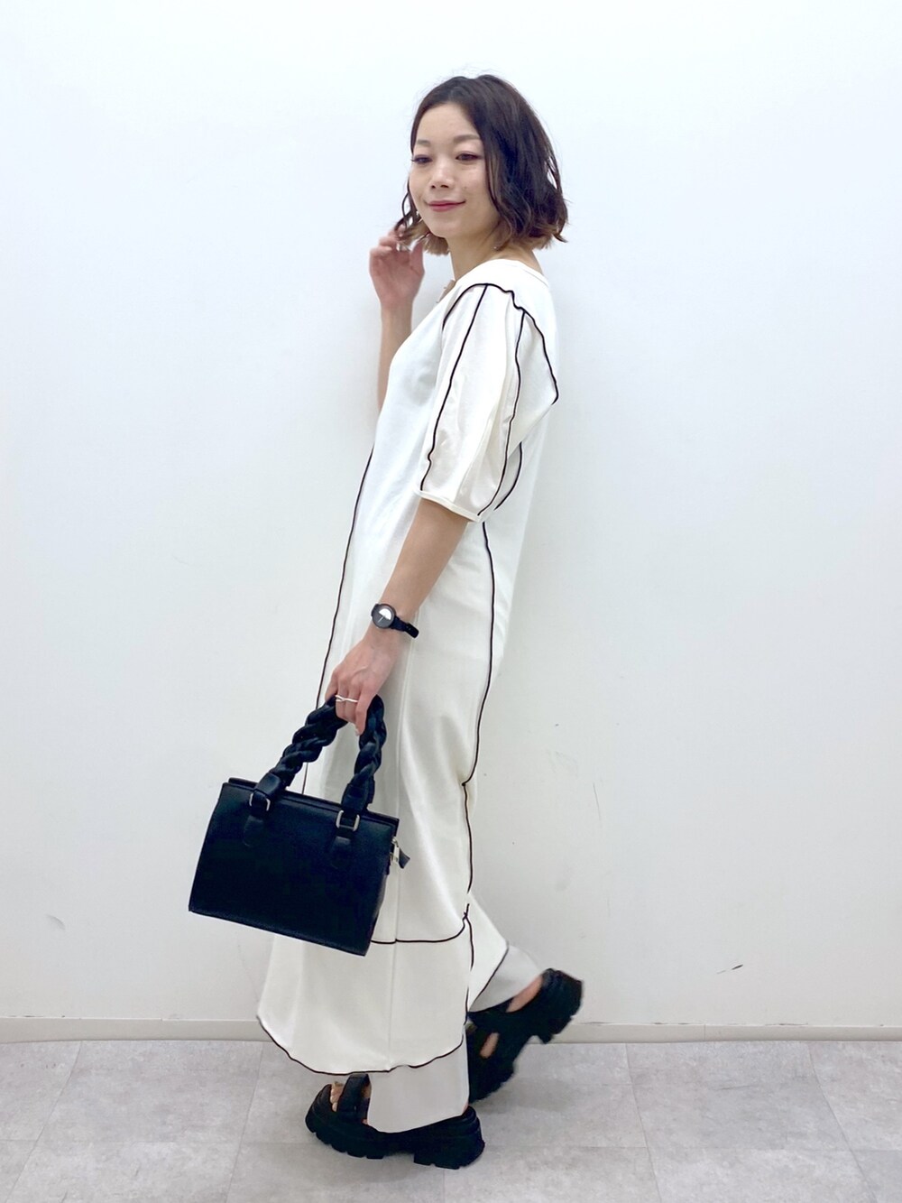 ホワイト系のワンピース/ドレス、ベージュ系のスラックス、ブルー系のタンクトップを着用したレディースの夏コーディネートの5枚目の写真