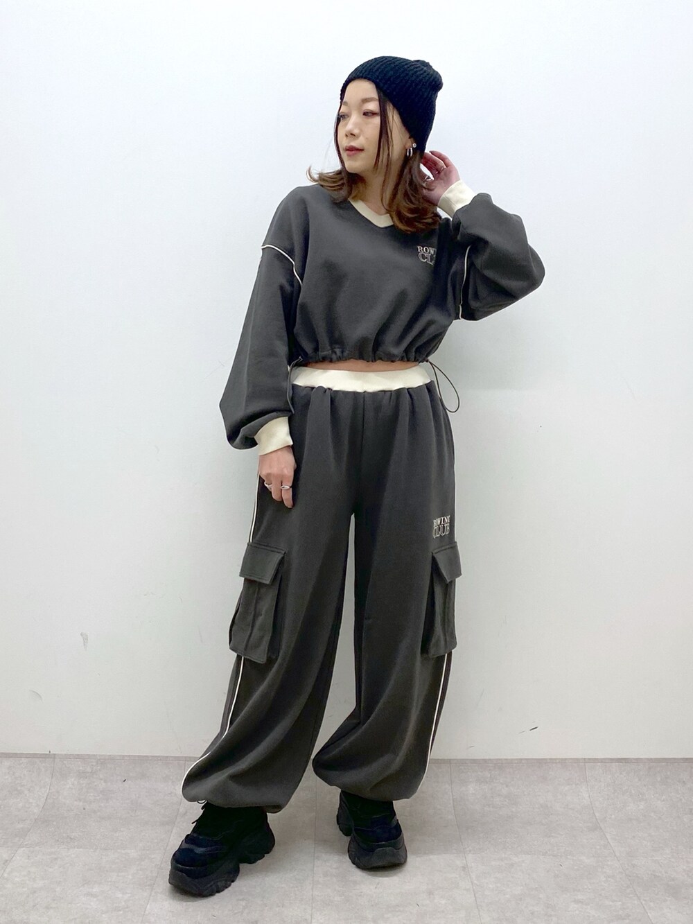 グレー系のスウェット、グレー系のスウェットパンツ、ブラック系のスニーカーを着用したレディースの冬コーディネートの3枚目の写真