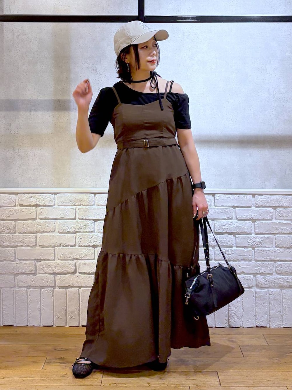 ブラック系のパンプス、ブラック系のトートバッグ、ブラック系のTシャツ/カットソーを着用したレディースの春コーディネートの4枚目の写真