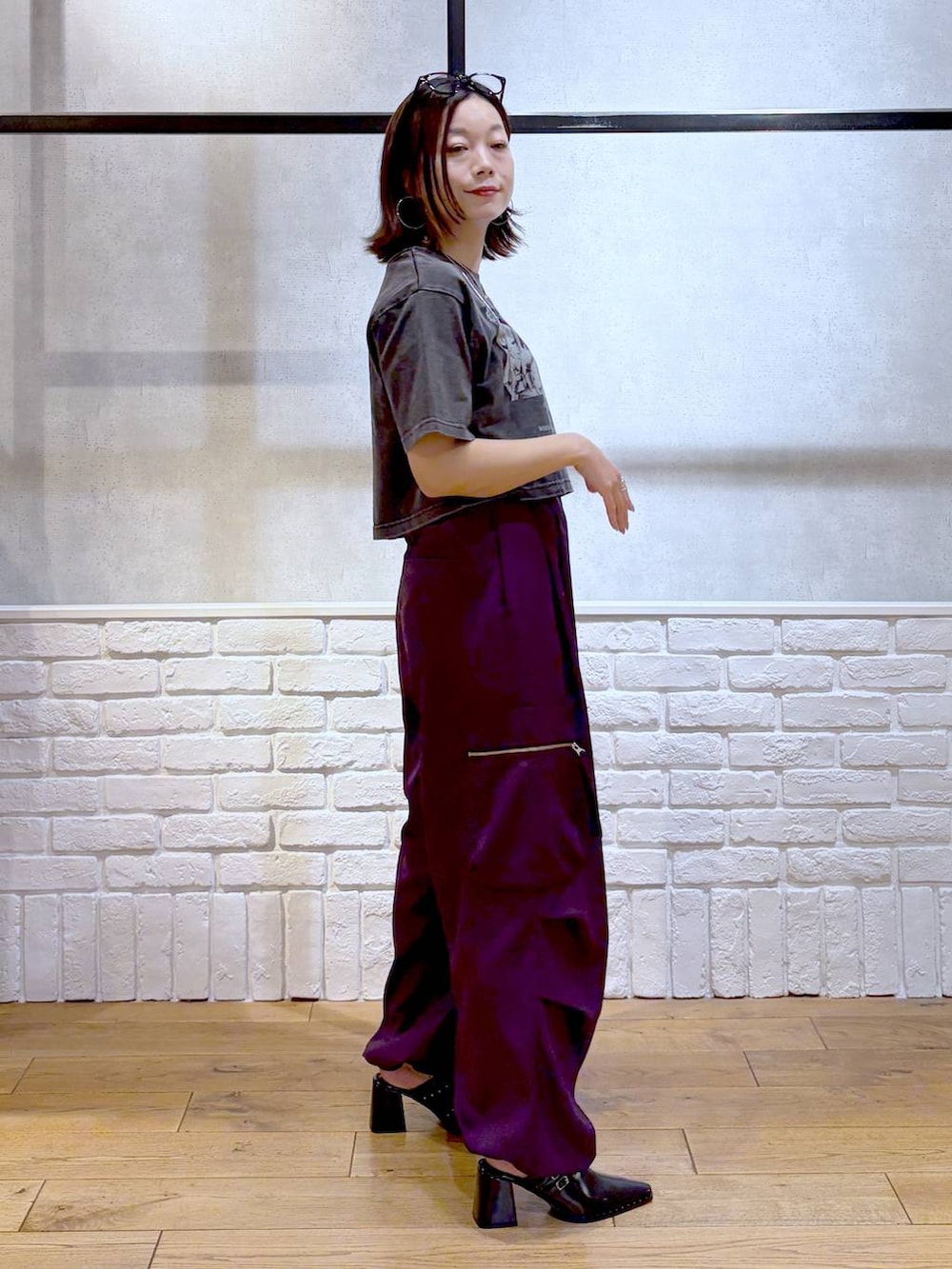 パープル系のカーゴパンツ、グレー系のTシャツ/カットソー、ブラック系のショルダーバッグを着用したレディースの夏コーディネートの7枚目の写真