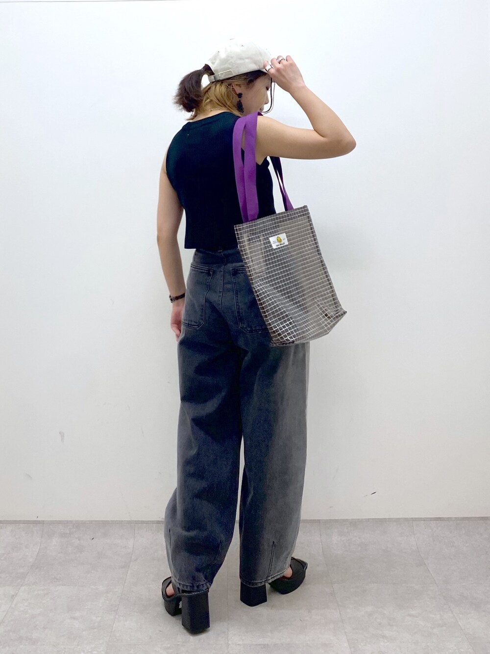 ブラック系のデニムパンツ、ブラック系のタンクトップ、ブラック系のサンダルを着用したレディースの夏コーディネートの5枚目の写真