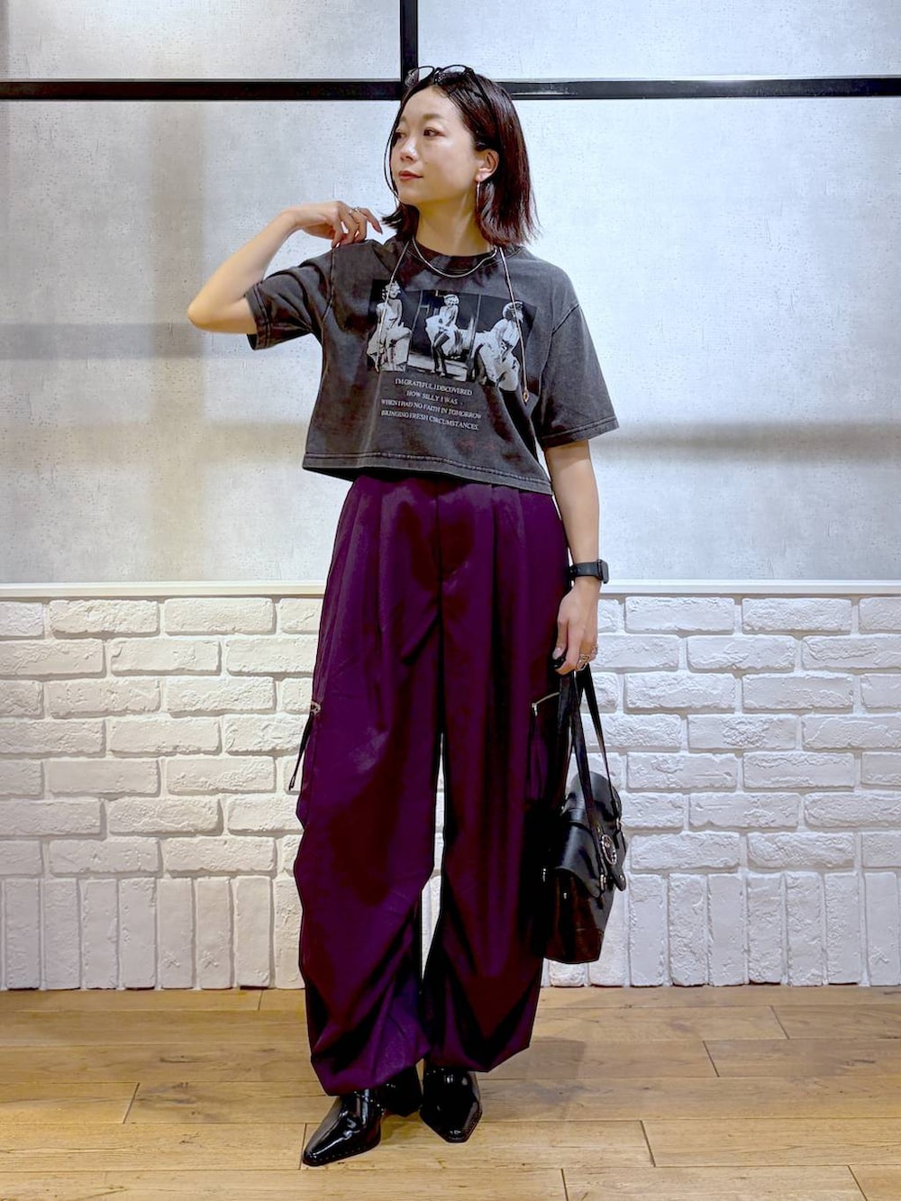 パープル系のカーゴパンツ、グレー系のTシャツ/カットソー、ブラック系のショルダーバッグを着用したレディースの夏コーディネートの4枚目の写真