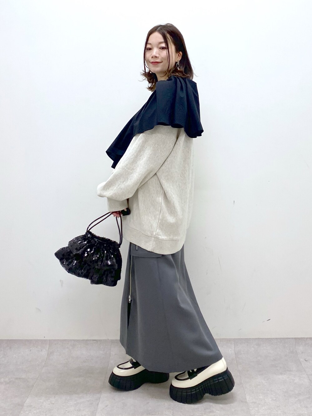 ベージュ系のスウェット、ブラック系のシャツ/ブラウス、ブラック系のショルダーバッグを着用したレディースの冬コーディネートの5枚目の写真