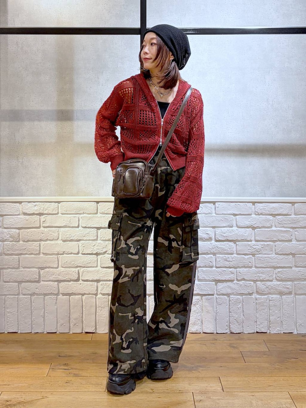 ブラック系のスニーカー、ブラック系のタンクトップ、グリーン系のスウェットパンツを着用したレディースの春コーディネートの8枚目の写真