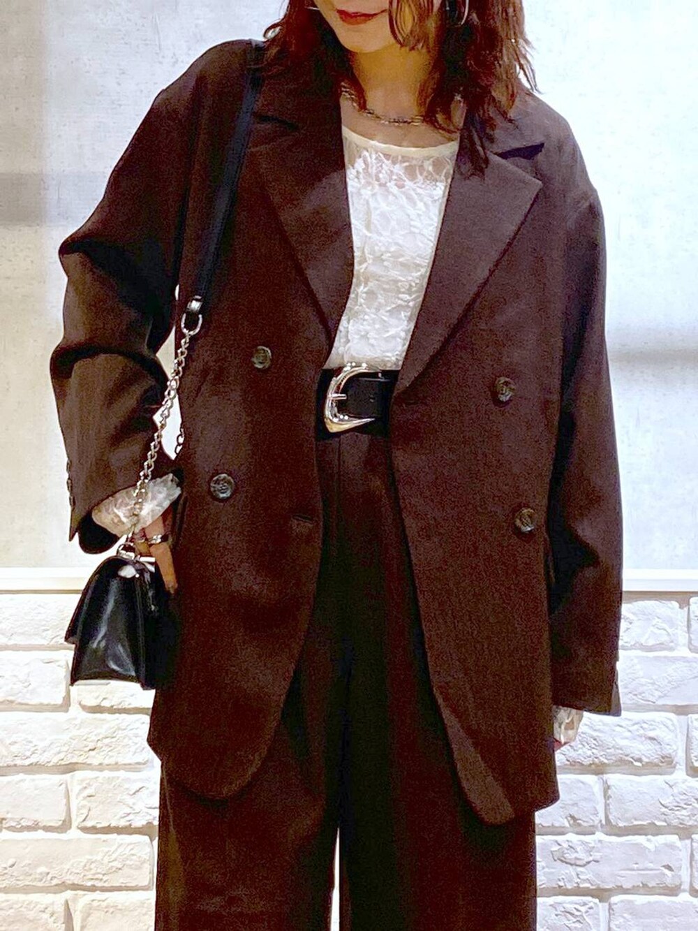 ホワイト系のキャミソール、ブラック系のパンプス、ホワイト系のTシャツ/カットソーを着用したレディースの秋コーディネートの2枚目の写真