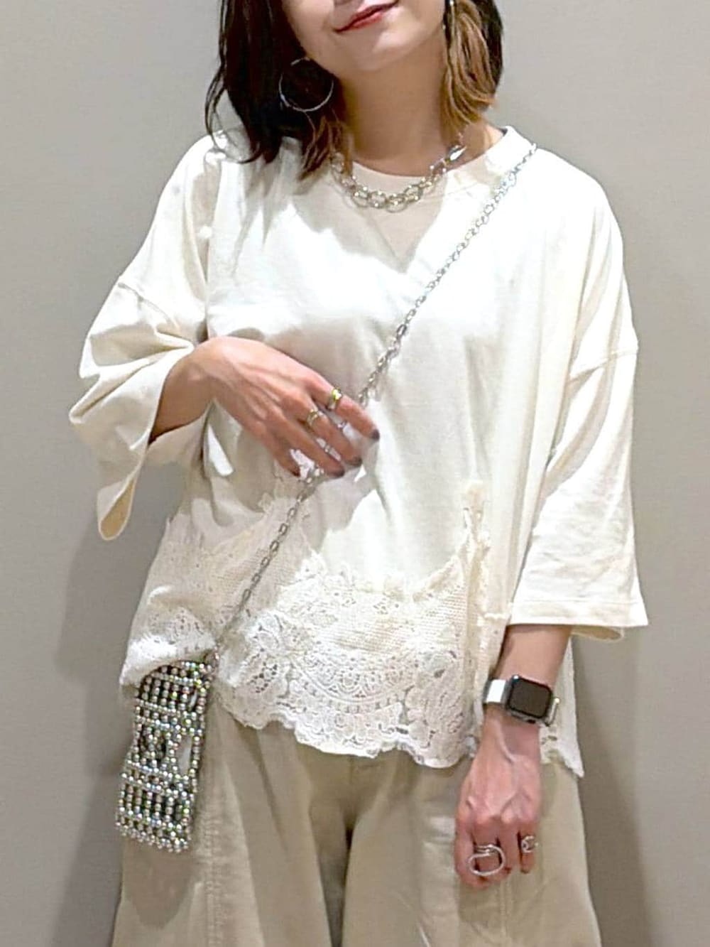 ブラウン系のローファー、ベージュ系のその他パンツ、ホワイト系のTシャツ/カットソーを着用したレディースの秋コーディネートの2枚目の写真