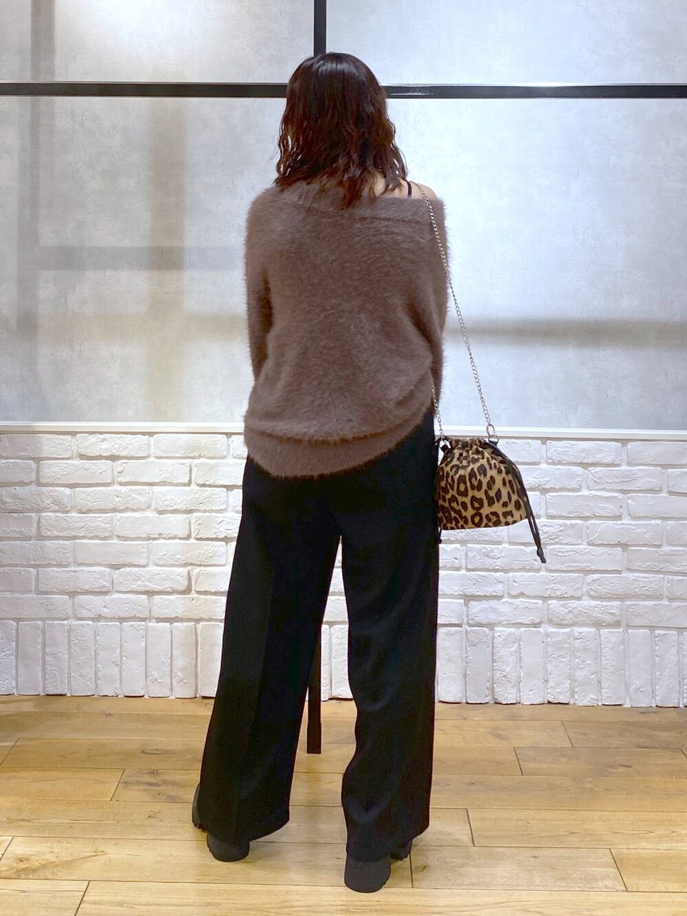 その他のブーツ、ブラック系のスラックス、ブラウン系のニット/セーターを着用したレディースの秋コーディネートの6枚目の写真